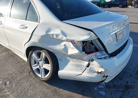 2010 Mercedes-Benz C 300 Sport z USA, uszkodzony, nr VIN WDDGF5EB3AR121015